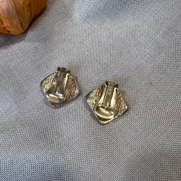 Vintage gold tone clip on earrings Sarah Coventry signed - Picture 2 of 3